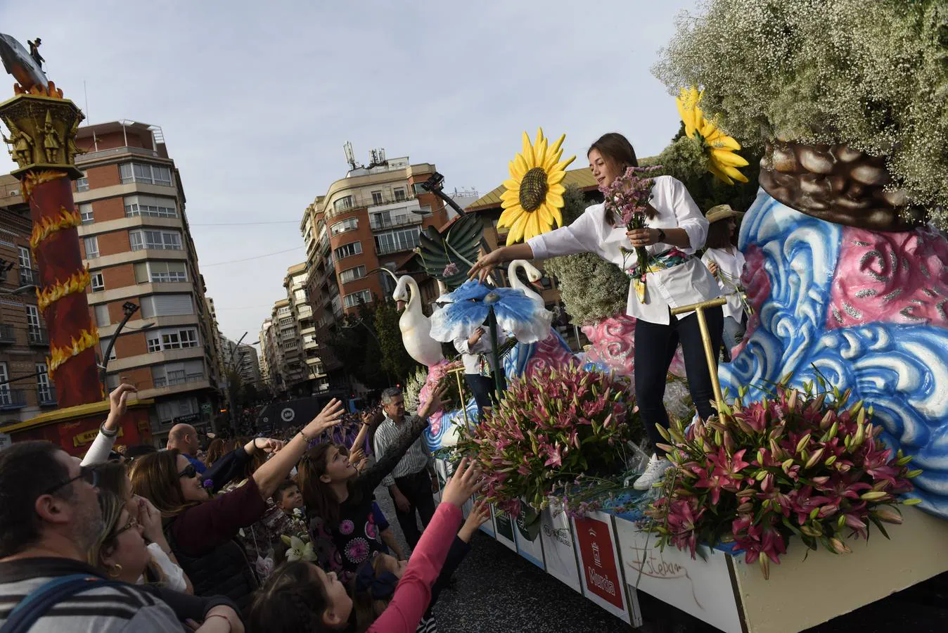 Un millón de tallos se repartieron en uno de los desfiles más esperados de las Fiestas de Primavera, que impregnó de fragancias las calles de Murcia