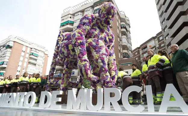 Envíanos tu foto en la escultura de homenaje a Campillo que ha sido destruida