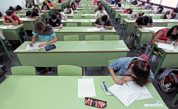 Estudiantes realizan la prueba de selectividad en el Campus de la Universidad Politécnica de Valencia. 
