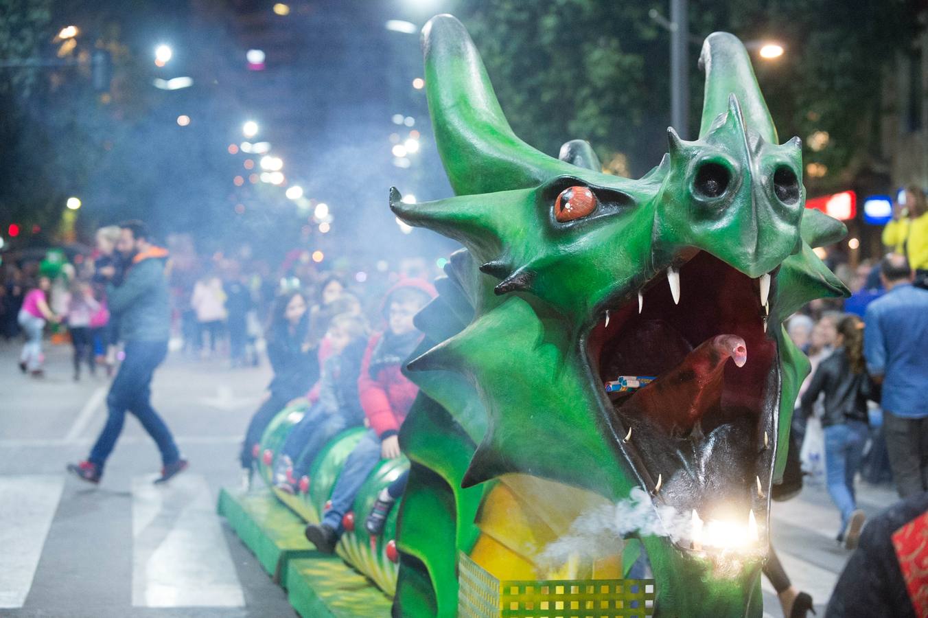 Espectáculos y grupos de animación amenizaron el desfile de la Llegada de la Sardina.