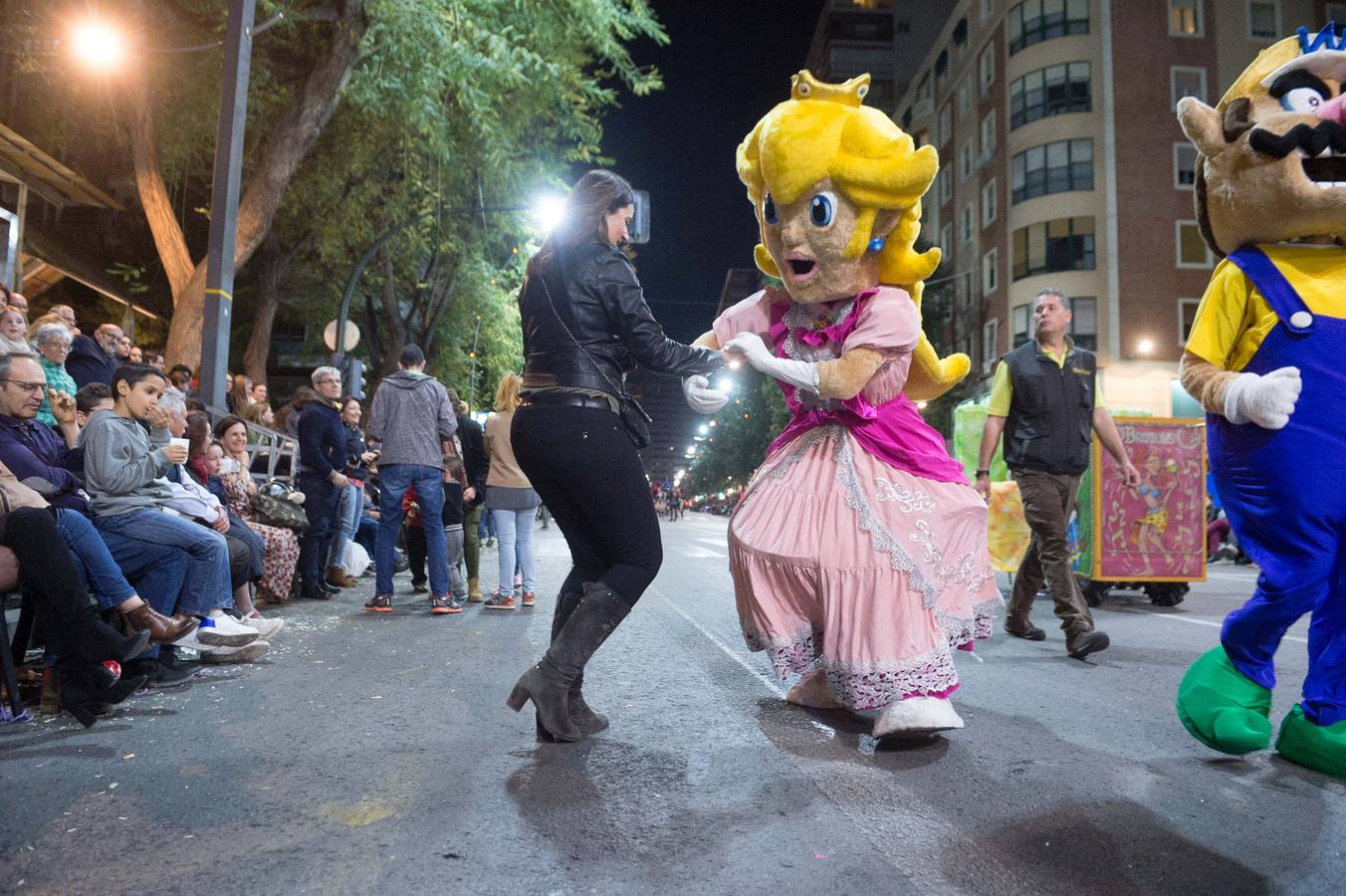Espectáculos y grupos de animación amenizaron el desfile de la Llegada de la Sardina.