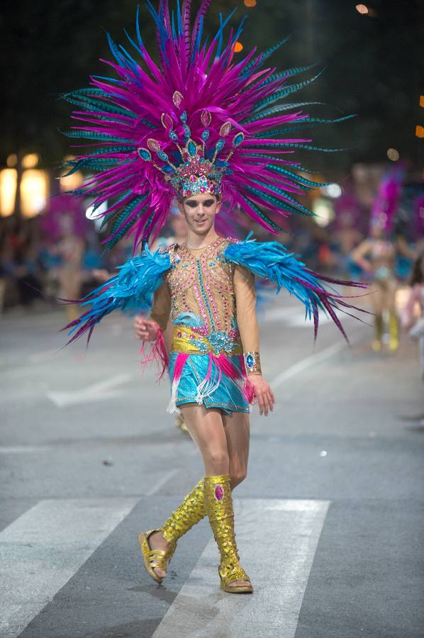 Espectáculos y grupos de animación amenizaron el desfile de la Llegada de la Sardina.
