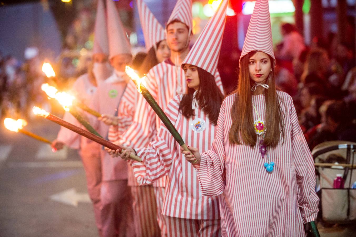 Espectáculos y grupos de animación amenizaron el desfile de la Llegada de la Sardina.
