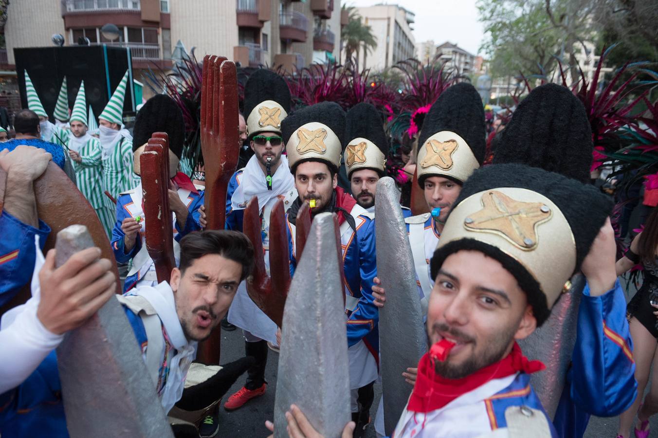 Espectáculos y grupos de animación amenizaron el desfile de la Llegada de la Sardina.