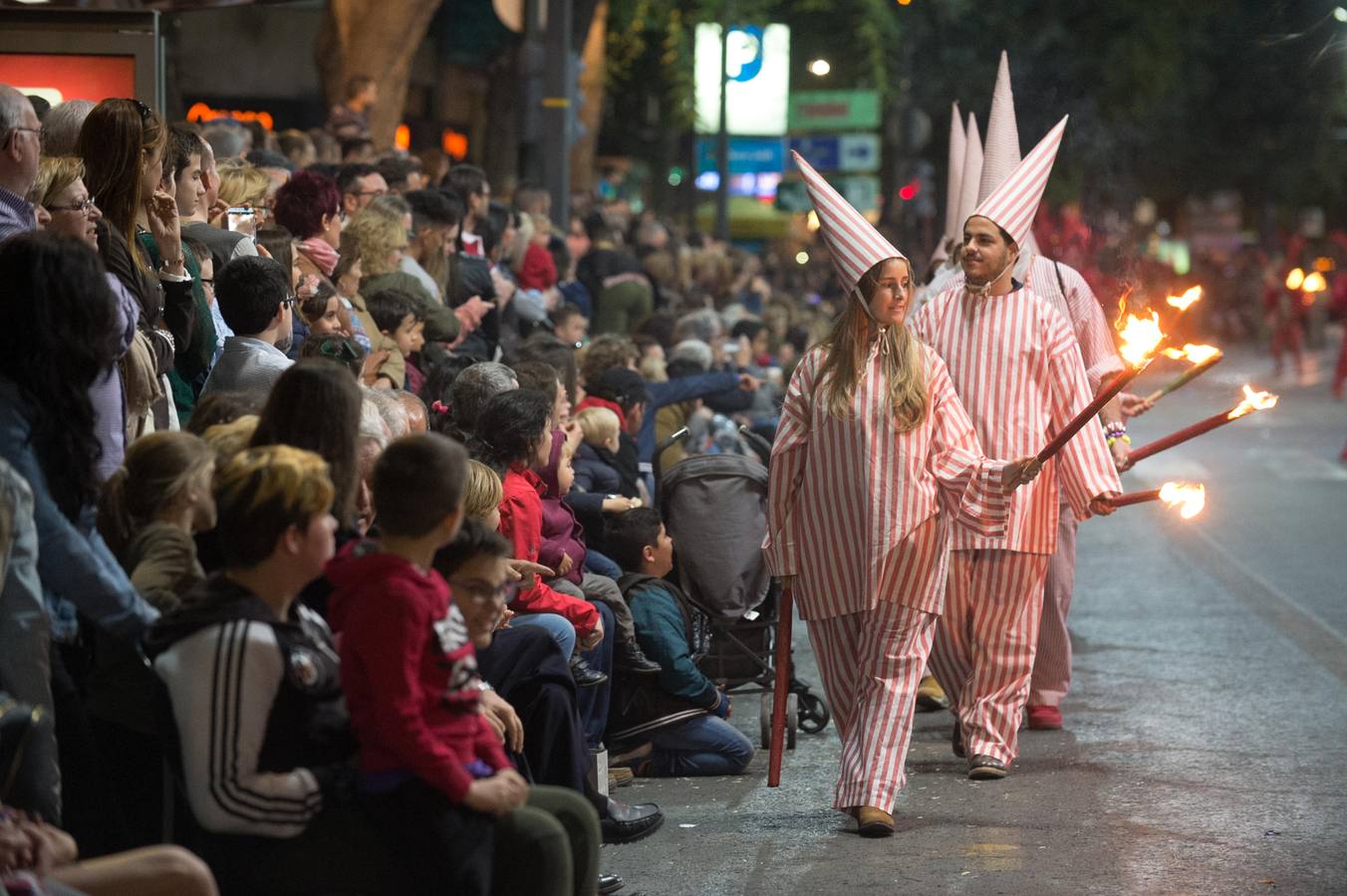 Espectáculos y grupos de animación amenizaron el desfile de la Llegada de la Sardina.