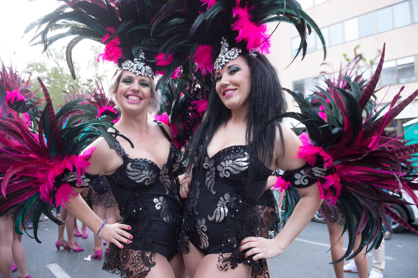 Espectáculos y grupos de animación amenizaron el desfile de la Llegada de la Sardina.