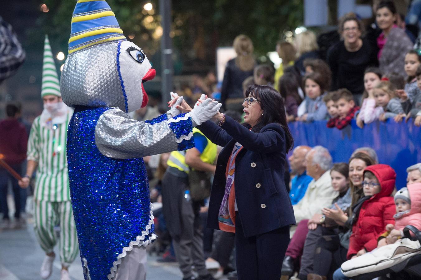 Espectáculos y grupos de animación amenizaron el desfile de la Llegada de la Sardina.