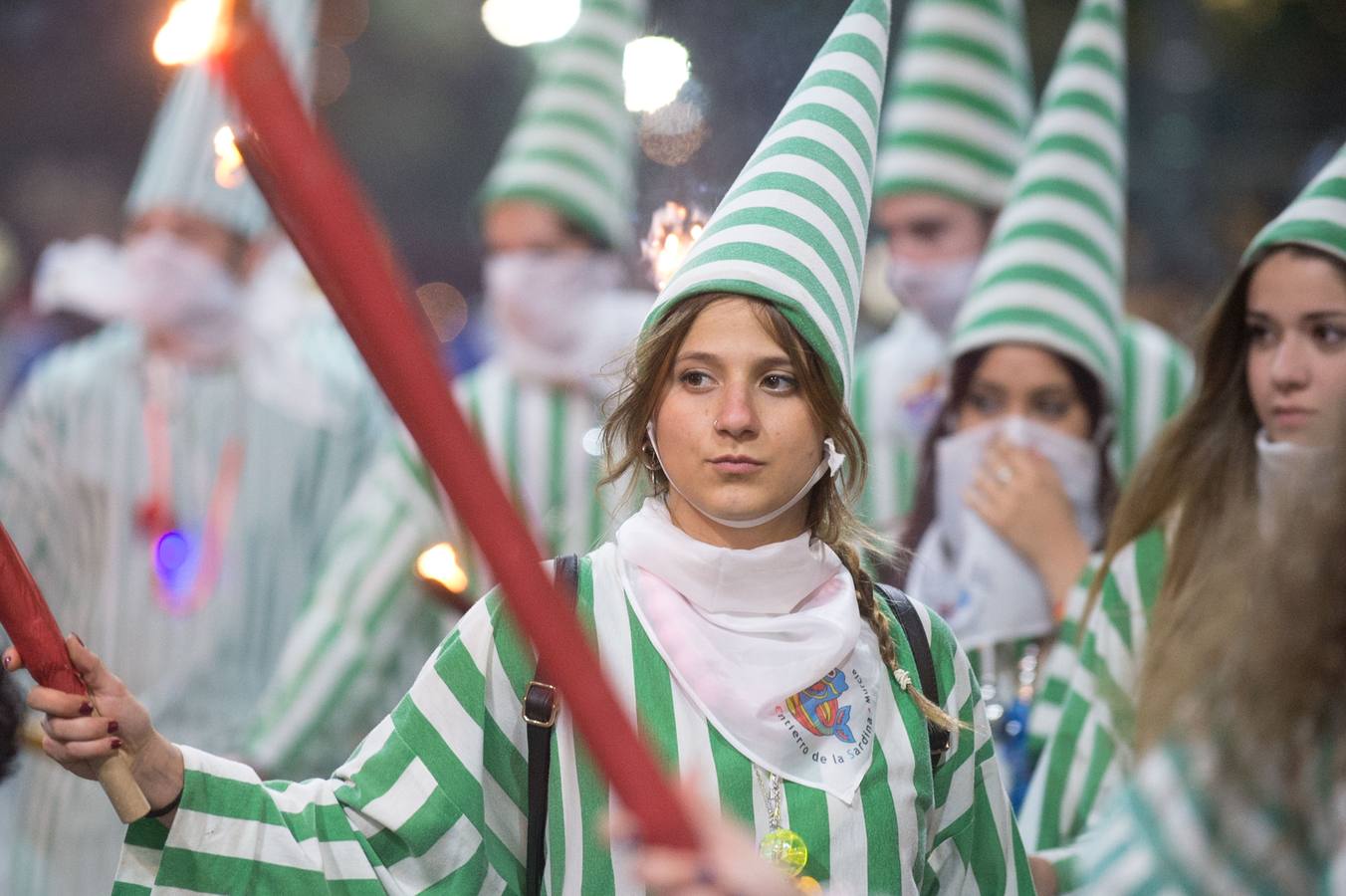 Espectáculos y grupos de animación amenizaron el desfile de la Llegada de la Sardina.