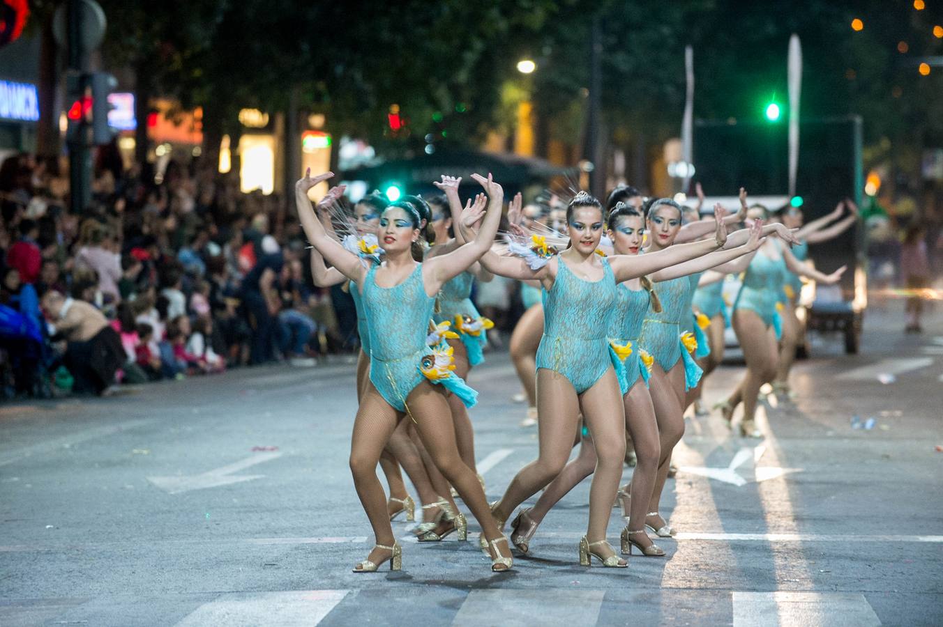 Espectáculos y grupos de animación amenizaron el desfile de la Llegada de la Sardina.