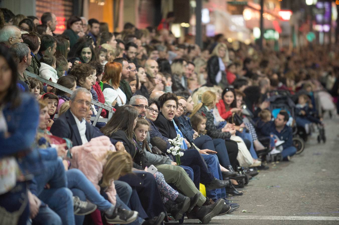 Espectáculos y grupos de animación amenizaron el desfile de la Llegada de la Sardina.
