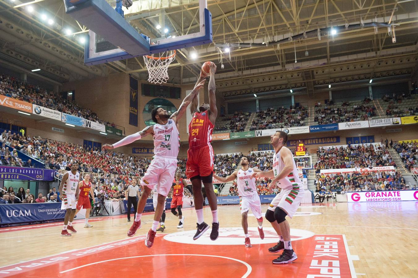 El UCAM defiende sus catorce puntos de ventaja traídos de Turquía y lo celebra con un Palacio entregado a su equipo