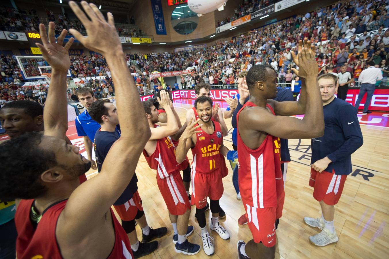 El UCAM defiende sus catorce puntos de ventaja traídos de Turquía y lo celebra con un Palacio entregado a su equipo