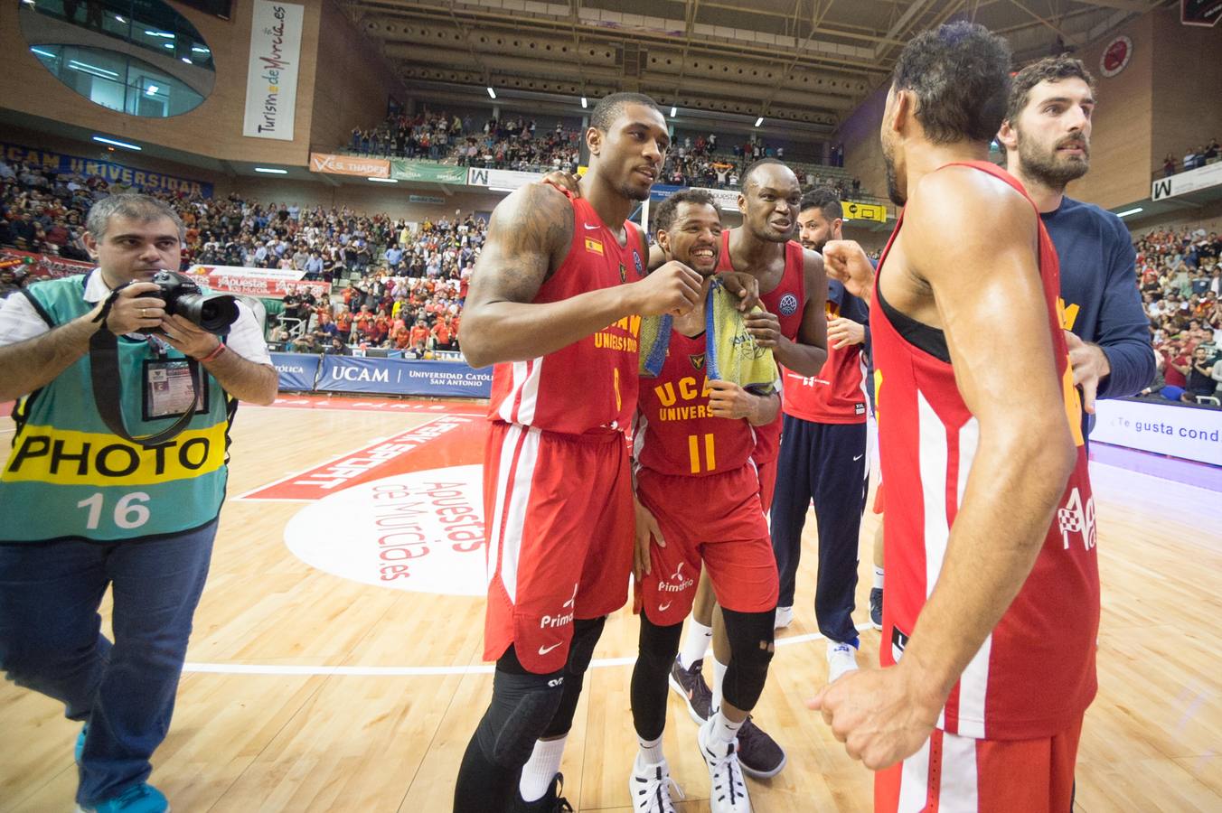 El UCAM defiende sus catorce puntos de ventaja traídos de Turquía y lo celebra con un Palacio entregado a su equipo