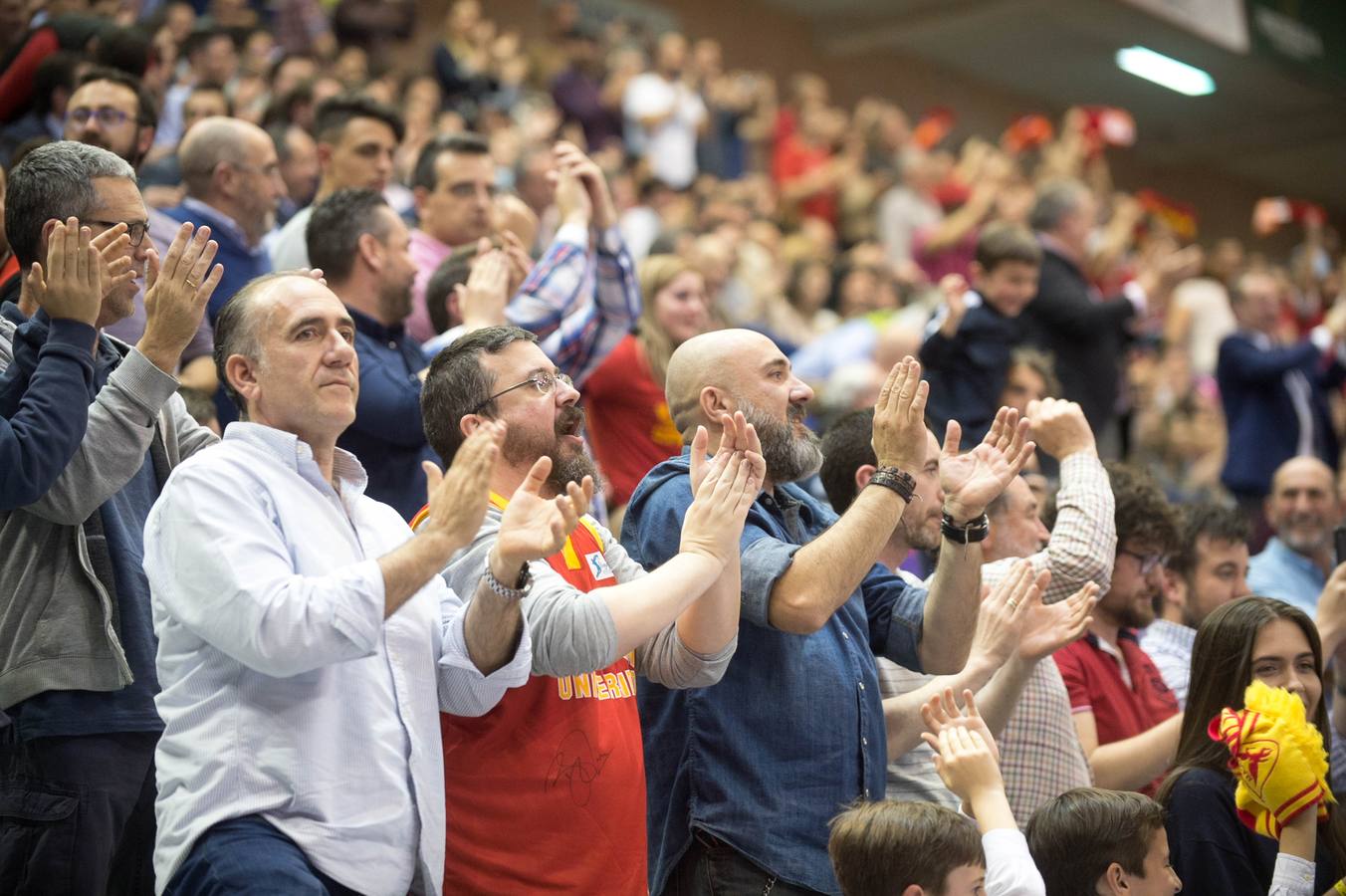 El UCAM defiende sus catorce puntos de ventaja traídos de Turquía y lo celebra con un Palacio entregado a su equipo