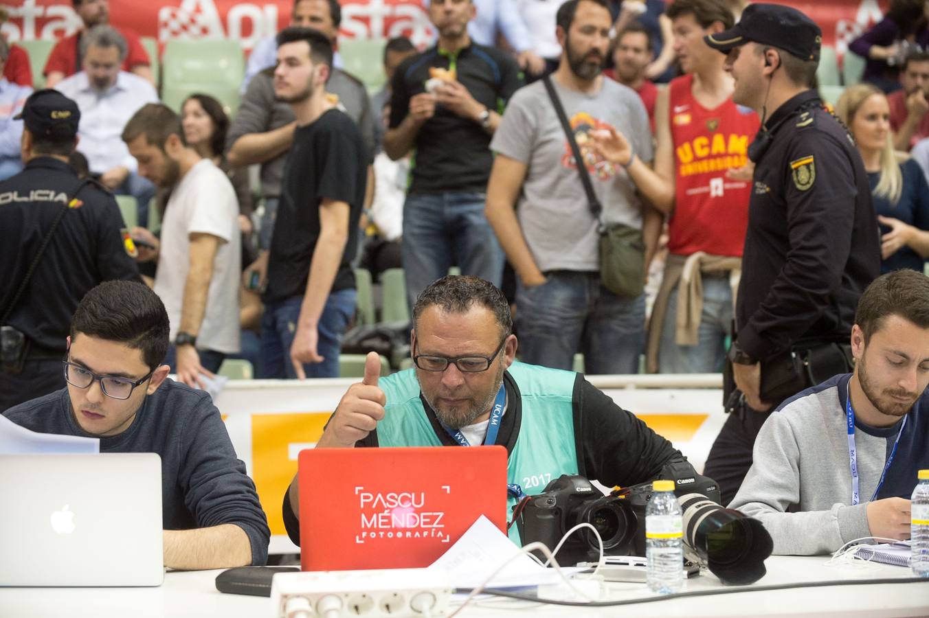 El UCAM defiende sus catorce puntos de ventaja traídos de Turquía y lo celebra con un Palacio entregado a su equipo