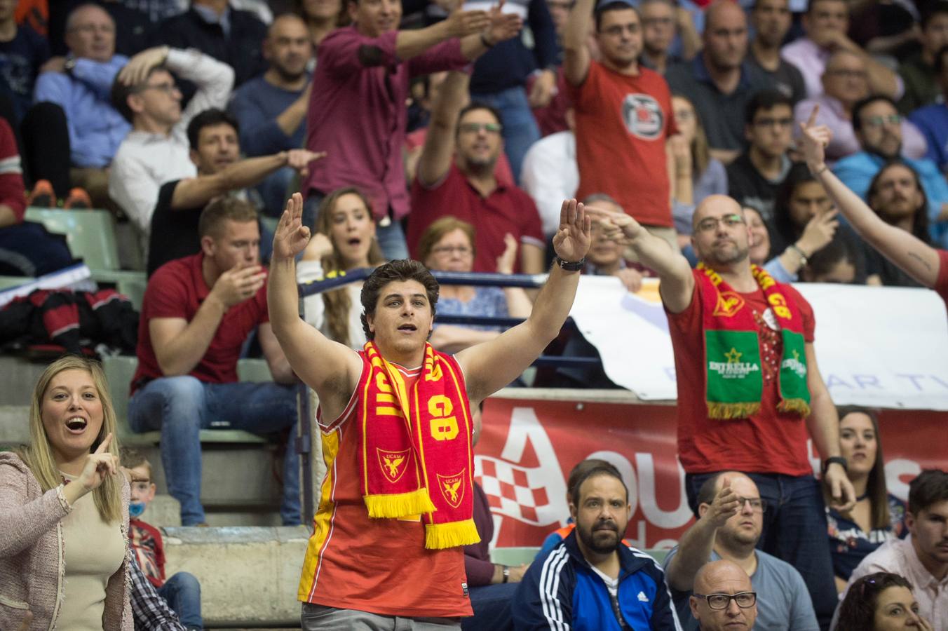 El UCAM defiende sus catorce puntos de ventaja traídos de Turquía y lo celebra con un Palacio entregado a su equipo