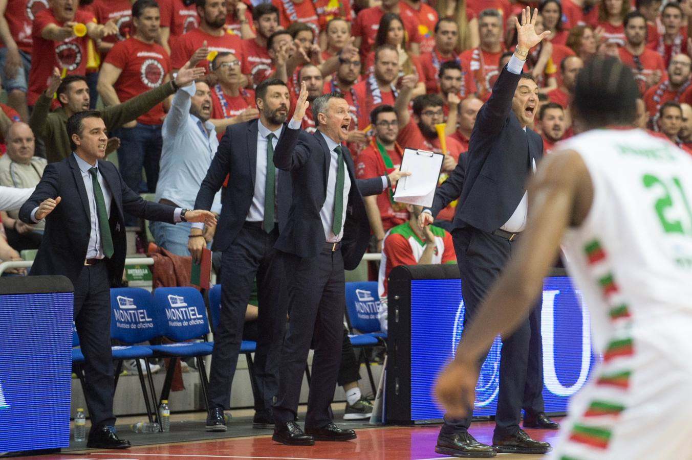 El UCAM defiende sus catorce puntos de ventaja traídos de Turquía y lo celebra con un Palacio entregado a su equipo