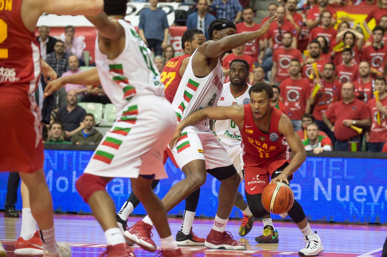 El UCAM defiende sus catorce puntos de ventaja traídos de Turquía y lo celebra con un Palacio entregado a su equipo