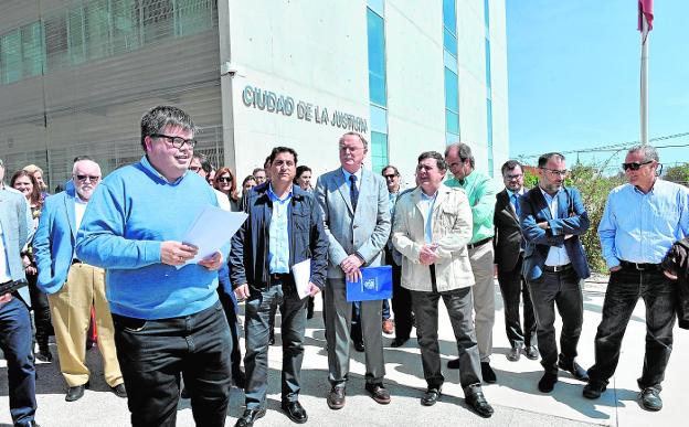 El magistrado Enrique Domínguez lee el comunicado, acompañado de otros jueces y fiscales, ante la Ciudad de la Justicia de Murcia.