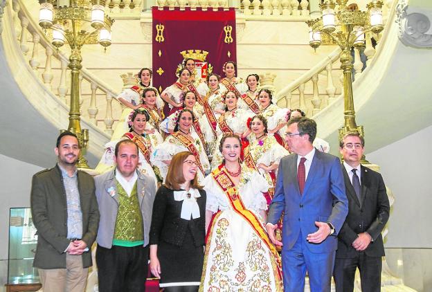 La Reina de la Huerta de Murcia, su corte y los alcaldes Ana Belén Castejón y José Ballesta.