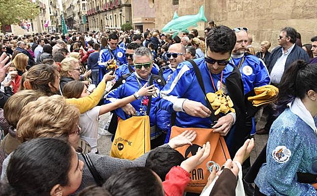 Galería. Los murcianos han abarrotado la Plaza de Santo Domingo para despedir a Doña Sardina y conseguir juguetes.