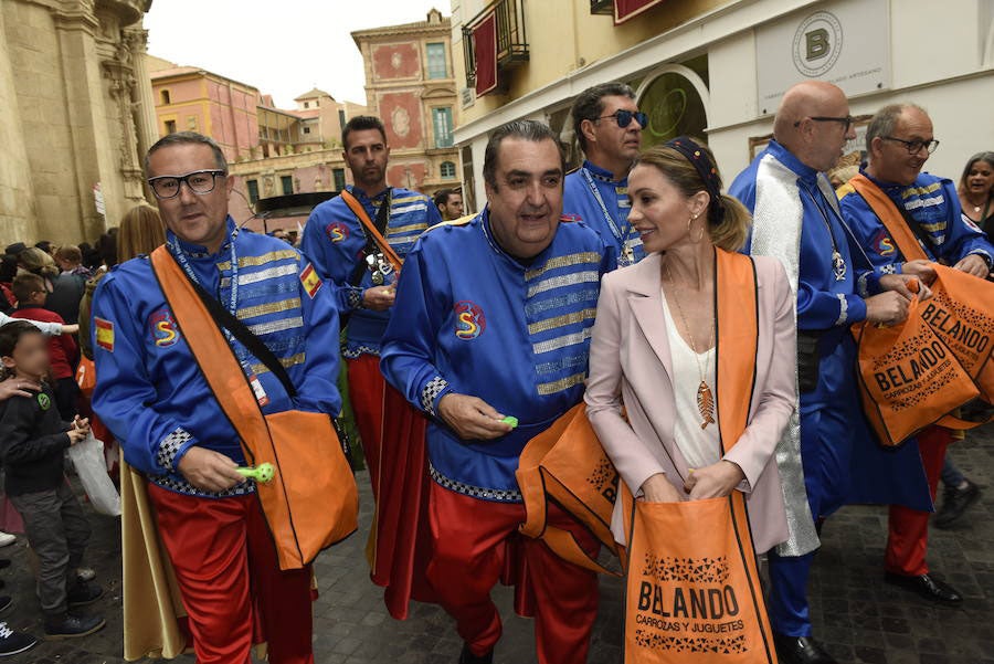 Doña Sardina se despide de los murcianos con un multitudinario pasacalles que ha concluido en la Plaza Circular
