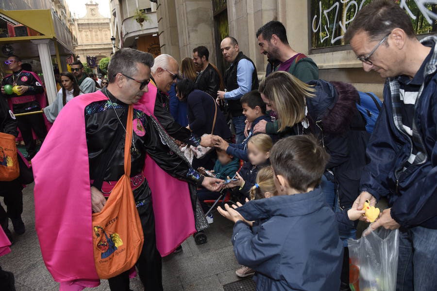 Doña Sardina se despide de los murcianos con un multitudinario pasacalles que ha concluido en la Plaza Circular
