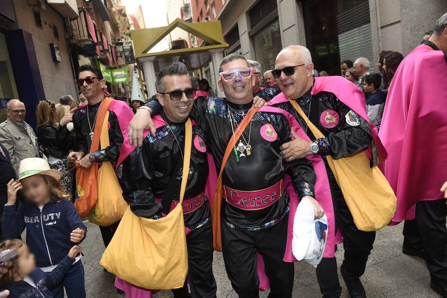 Doña Sardina se despide de los murcianos con un multitudinario pasacalles que ha concluido en la Plaza Circular