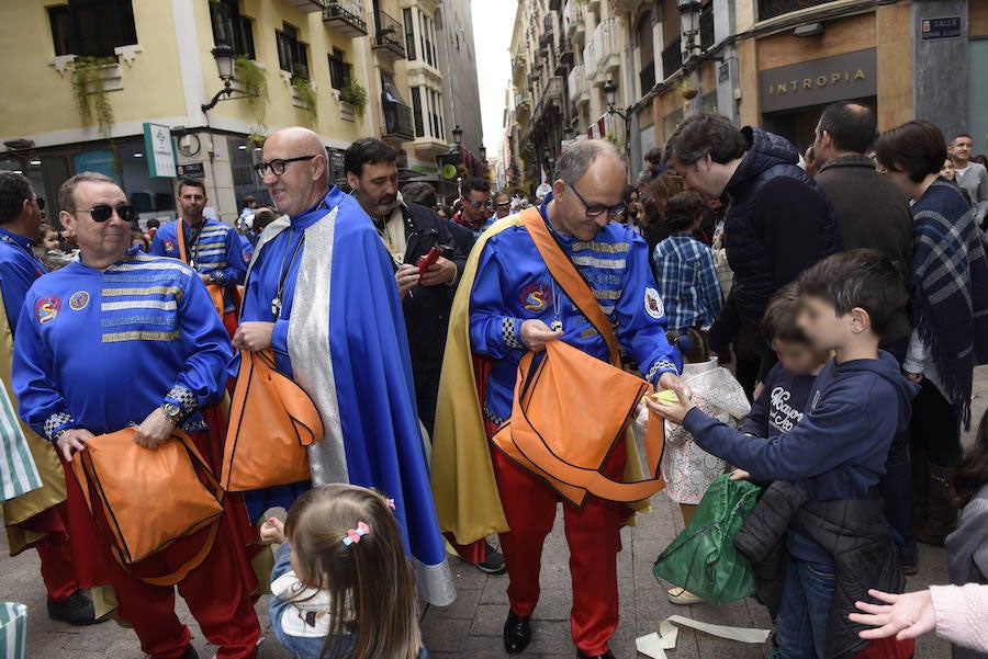 Doña Sardina se despide de los murcianos con un multitudinario pasacalles que ha concluido en la Plaza Circular