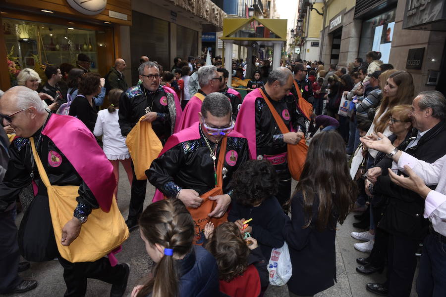 Doña Sardina se despide de los murcianos con un multitudinario pasacalles que ha concluido en la Plaza Circular
