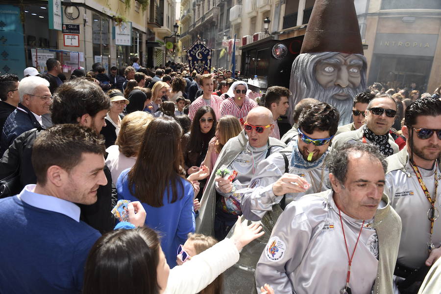 Doña Sardina se despide de los murcianos con un multitudinario pasacalles que ha concluido en la Plaza Circular