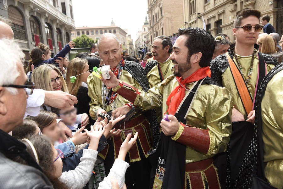 Doña Sardina se despide de los murcianos con un multitudinario pasacalles que ha concluido en la Plaza Circular