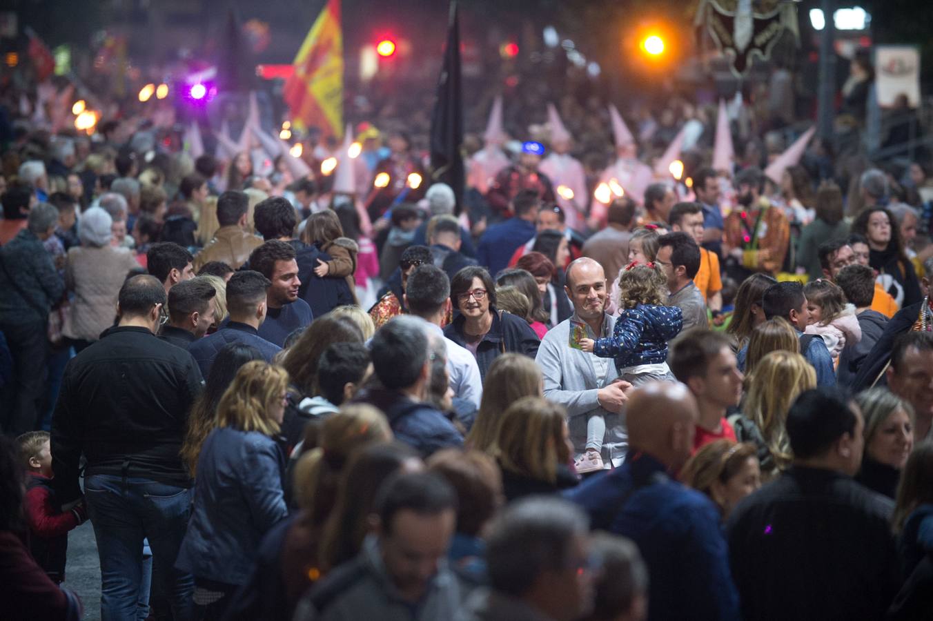 Alicia Hernández, directora de Dolores Promesas, dedicó su discurso al niño de Almería tras ensalzar la magia de Murcia. El desfile del Testamento de la Sardina ofreció espectáculo y juguetes a los asistentes.