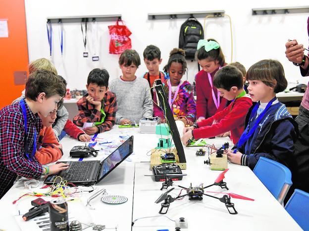 Alumnos de los campamentos tecnológicos conocen el montaje de drones.