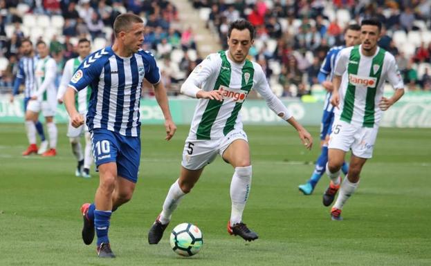 Noguera controla el balón ante la presión de Aguza.