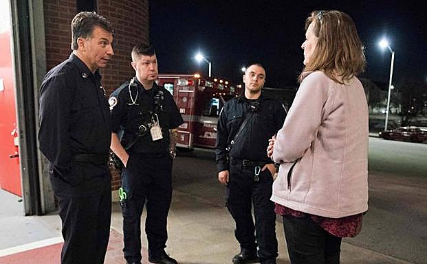 La madre de un toxicómano habla con los agentes en la estación de bomberos de Manchester. 