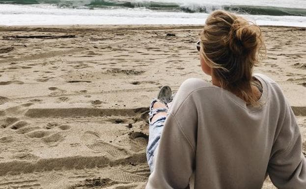 Una mujer, en la playa.