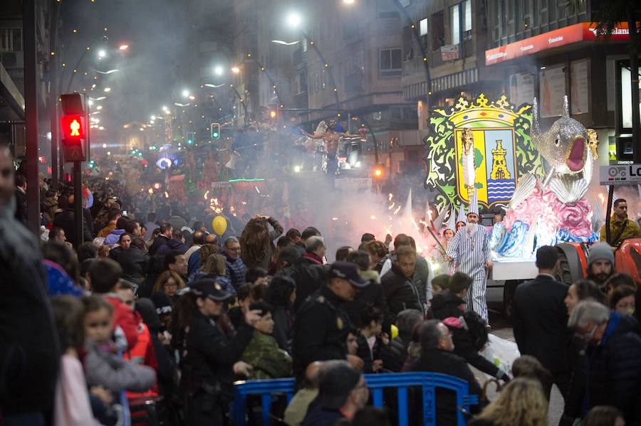 La cabalgata no deja indiferente a nadie por la diversidad y la originalidad de los espectáculos, por la alegría de los participantes y las pugnas para cazar los regalos