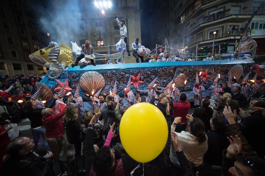 La cabalgata no deja indiferente a nadie por la diversidad y la originalidad de los espectáculos, por la alegría de los participantes y las pugnas para cazar los regalos
