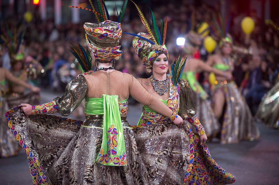 La cabalgata no deja indiferente a nadie por la diversidad y la originalidad de los espectáculos, por la alegría de los participantes y las pugnas para cazar los regalos