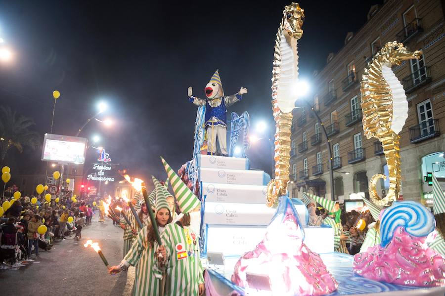 La cabalgata no deja indiferente a nadie por la diversidad y la originalidad de los espectáculos, por la alegría de los participantes y las pugnas para cazar los regalos