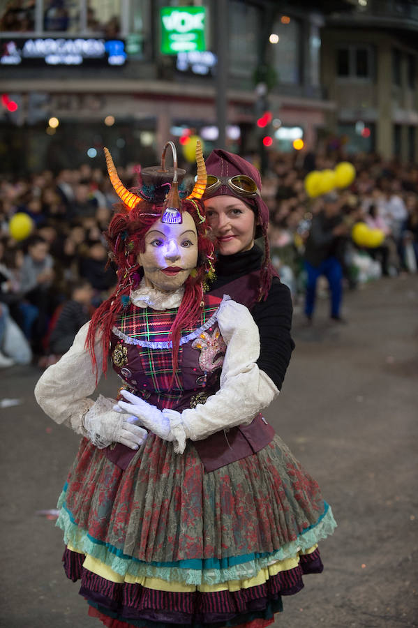 La cabalgata no deja indiferente a nadie por la diversidad y la originalidad de los espectáculos, por la alegría de los participantes y las pugnas para cazar los regalos