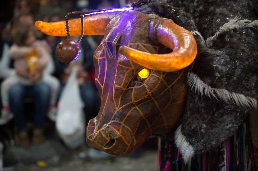 La cabalgata no deja indiferente a nadie por la diversidad y la originalidad de los espectáculos, por la alegría de los participantes y las pugnas para cazar los regalos