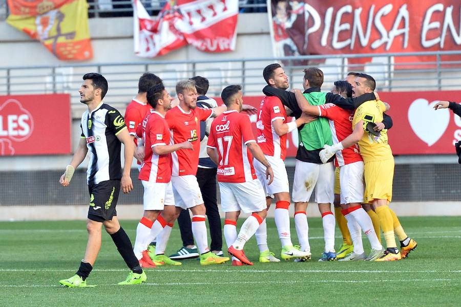 Los jugadores del Real Murcia celebran la victoria tras el partido.