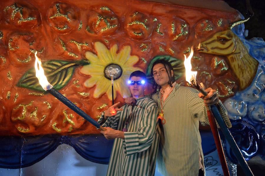 La Agrupación Sardinera se luce con un gran desfile en el que brillaron los números musicales