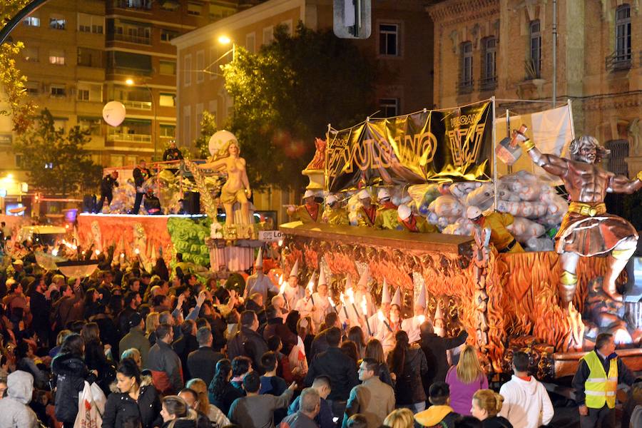 La Agrupación Sardinera se luce con un gran desfile en el que brillaron los números musicales