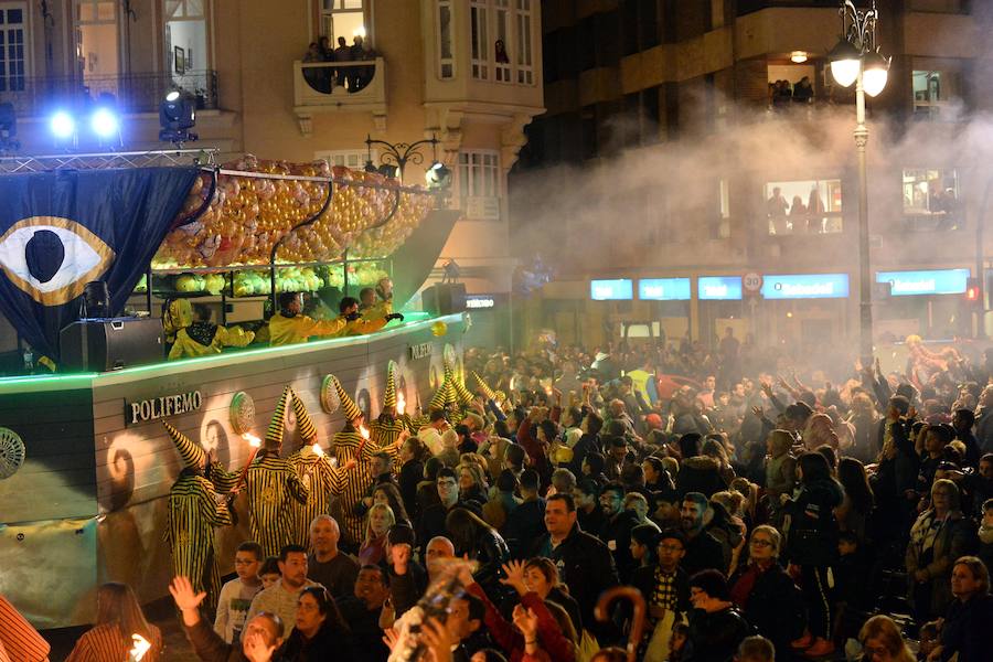 La Agrupación Sardinera se luce con un gran desfile en el que brillaron los números musicales
