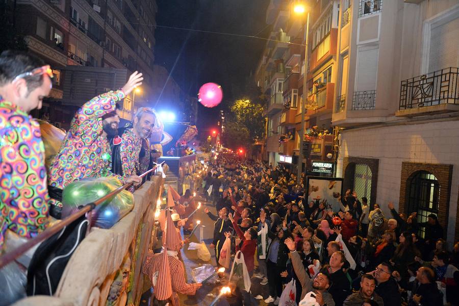 La Agrupación Sardinera se luce con un gran desfile en el que brillaron los números musicales