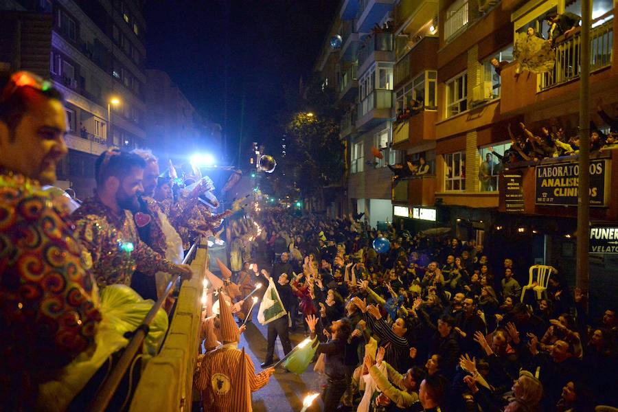 La Agrupación Sardinera se luce con un gran desfile en el que brillaron los números musicales