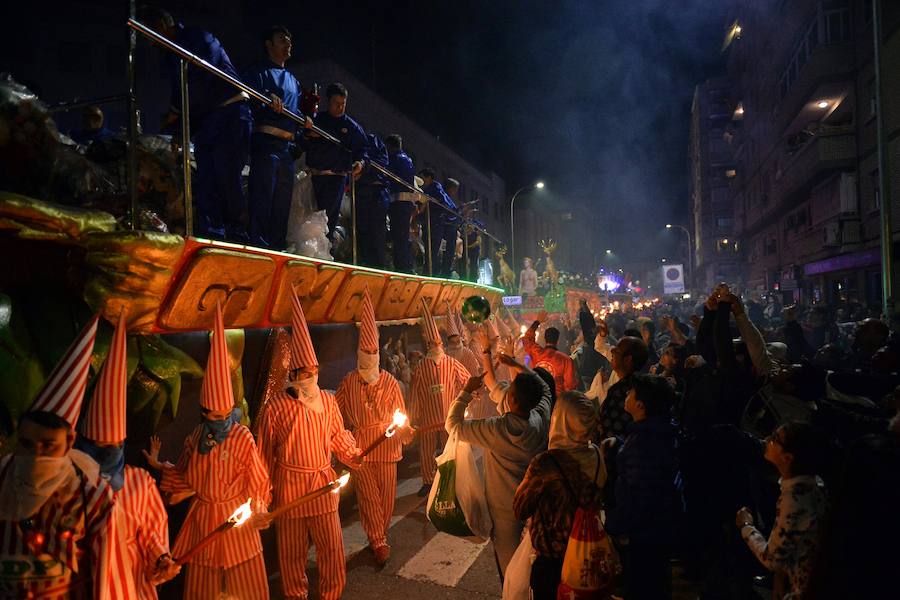 La Agrupación Sardinera se luce con un gran desfile en el que brillaron los números musicales